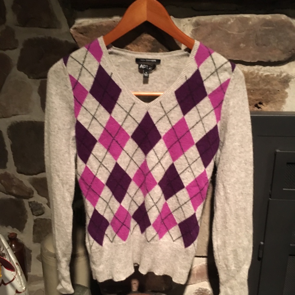 100% Cashmere V-neck sweater